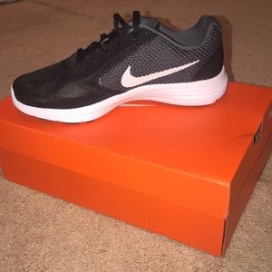 Black nike revolution 3